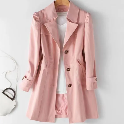Klara | Dames trenchcoat met reverskraag en knoopsluiting