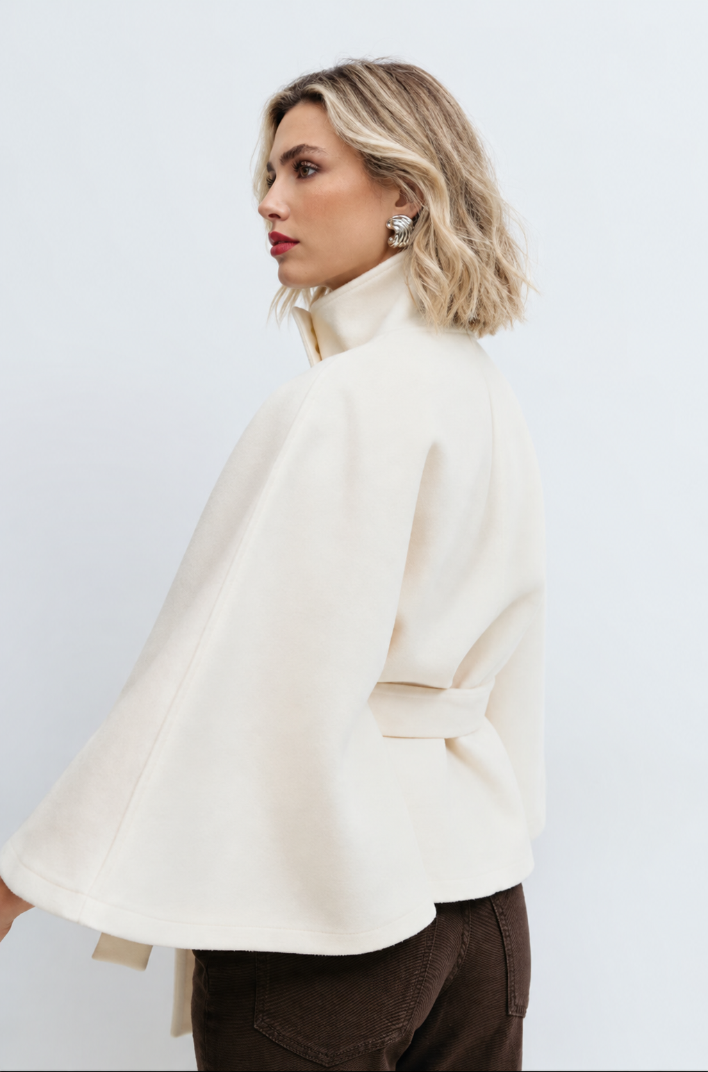 Zora | Cape jas dames met strikceintuur en hoge kraag