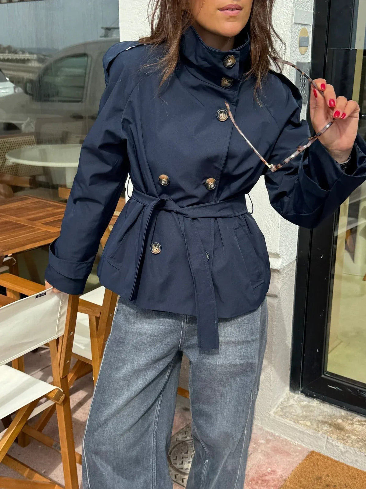 Korte damestrenchcoat met tailleriem