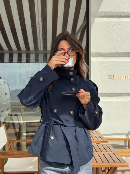 Korte damestrenchcoat met tailleriem
