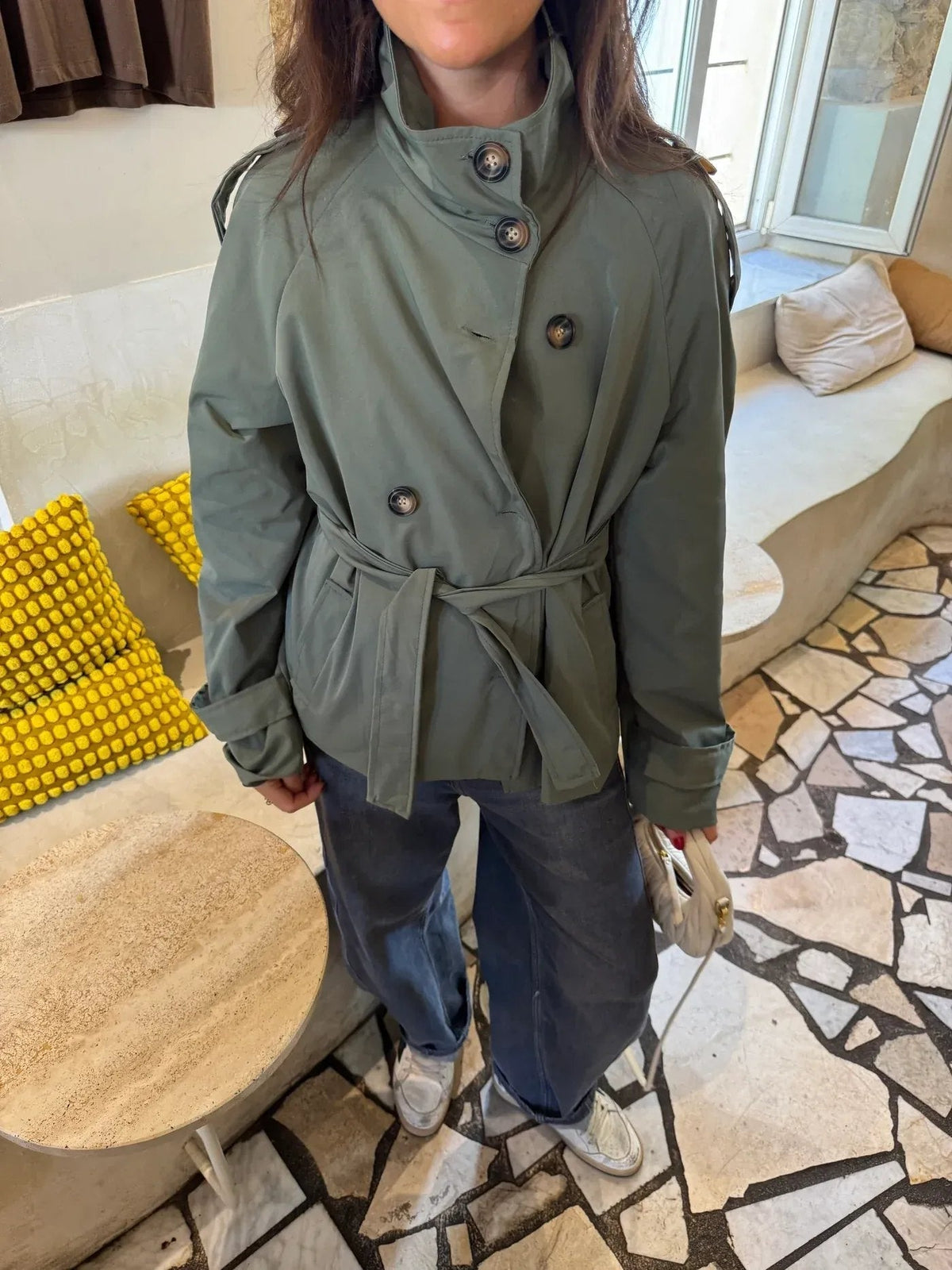Korte damestrenchcoat met tailleriem